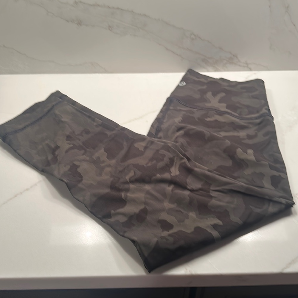 Lululemon Wunder Under Crop Leggings. Size 6. EUC.